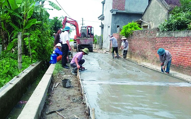 Những Cựu Chiến Binh tiên phong tham gia hiến đất làm đường tại Tiên Lữ