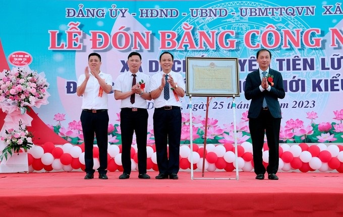 Dị Chế đón bằng công nhận đạt chuẩn nông thôn mới kiểu mẫu