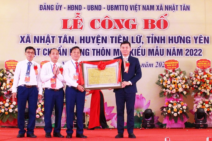 Xã Nhật Tân đón Bằng công nhận đạt chuẩn nông thôn mới kiểu mẫu