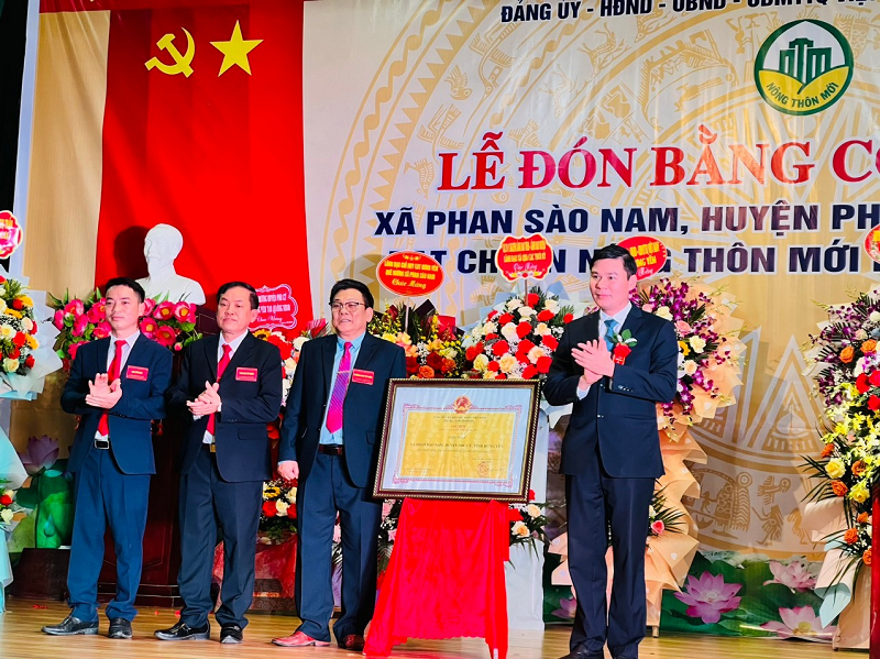 Xã Phan Sào Nam đón bằng công nhận xã đạt chuẩn nông thôn mới kiểu mẫu 
