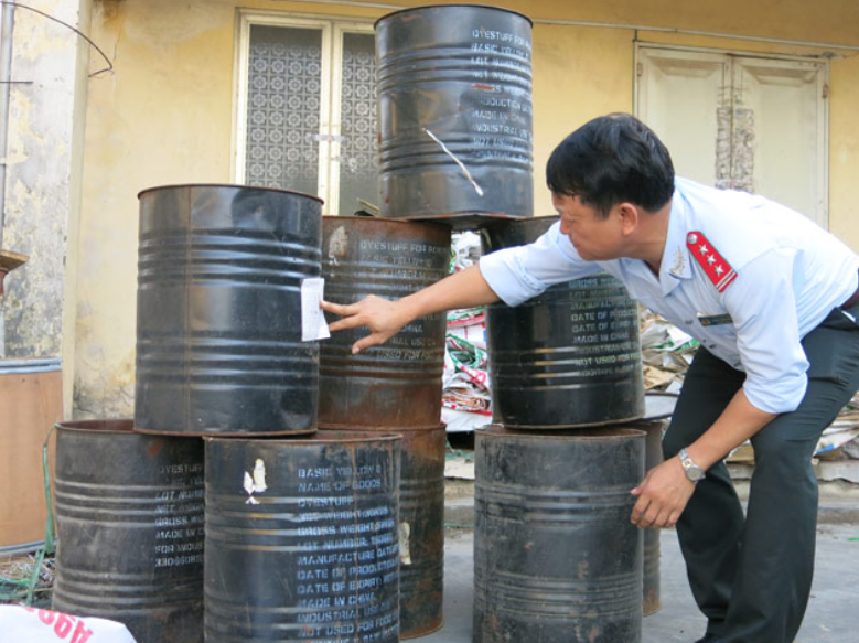 Hưng Yên: Phát hiện 11 thùng chất cấm vàng ô dùng sản xuất TACN