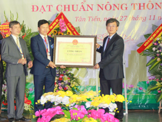 Xã Tân Tiến đón Bằng công nhận đạt chuẩn nông thôn mới