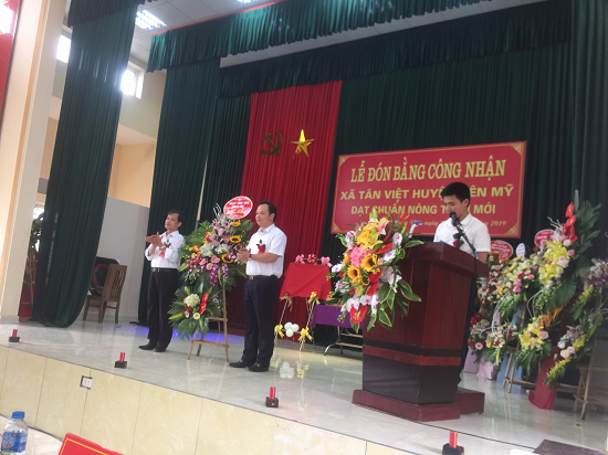 Xã Tân Việt, huyện Yên Mỹ đón bằng công nhận xã đạt chuẩn nông thôn mới